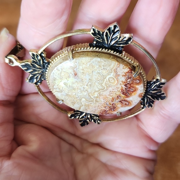 Elegant Gold and Black Pendant Necklace - Picture 8 of 13